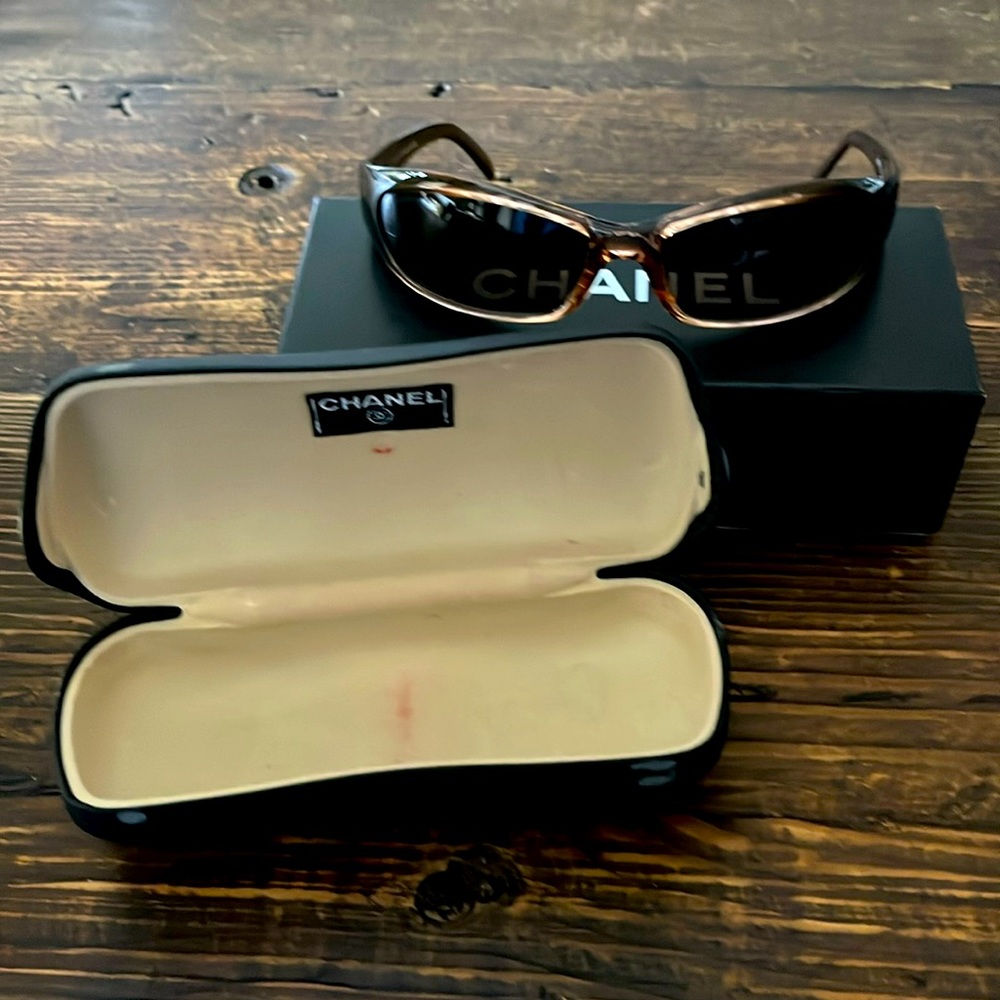 Authentic Chanel Rhinestone CC logo sunglasses. Vintage charm 🕶️